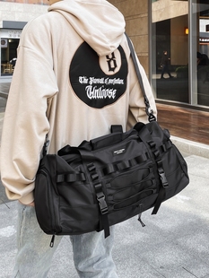 大容量斜挎包男士潮牌旅行包运动健身包包手提出差行李包旅行包女