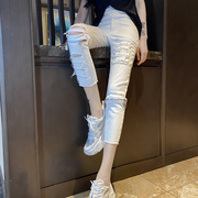 白色破洞牛仔裤女秋季薄款2023小个子高腰，显瘦修身小脚七分裤