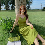 法式设计感果绿色，修身显瘦露背吊带长裙，女夏季三亚海边度假连衣裙