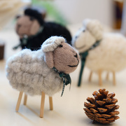 美式乡村羊毛毡小羊羔摆件手工成品玩偶可爱围巾桌面家居柜装饰品