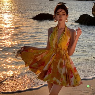 海边度假黄色碎花挂脖连衣裙甜酷辣妹风性感露背小个子沙滩短裙子