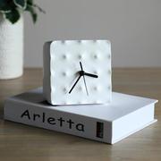 白色几何形座钟摆件，创意造型白色家居饰品，方块树脂桌面立钟