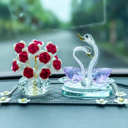 高档汽车创意水晶天鹅车载摆件，中控台香薰玫瑰花女神款装饰用品