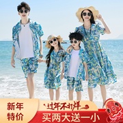 三亚度假海边出游亲子装一家三四口母女沙滩连衣裙父子花衬衫大码