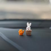 网红车载摆件可爱小兔子汽车中控台装饰品创意兔年车内卡通公仔女