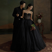 影楼拍照主服装情侣写真油，画风高级感小众法式黑色抹胸婚纱长礼服
