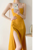 姜黄色(姜黄色)亚麻吊带，连衣裙女夏季法式设计感小众甜辣性感收腰开叉裙子