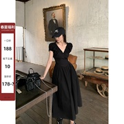 辰米范 法式收腰连衣裙女显瘦夏季设计感露背黑色v领泡泡袖长裙子