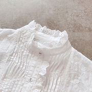 宫廷风褶皱设计气质小花边，立领满幅刺绣纯棉，白色打底衫衬衫女秋
