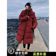 红色羽绒服女中长款2023冬季高级感炸街时尚连帽白鸭绒厚外套