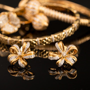 太府珠宝18k金意大利拉丝工艺镶嵌钻石花朵，耳钉立体丝带花朵耳饰