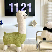 客厅创意落地摆件羊驼座椅凳子，动物坐凳室内创意卡通摆件高端大气
