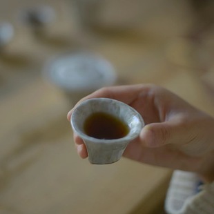 日式手作粗陶茶杯功夫茶具粉引小号品茗杯子创意三角陶瓷白酒杯