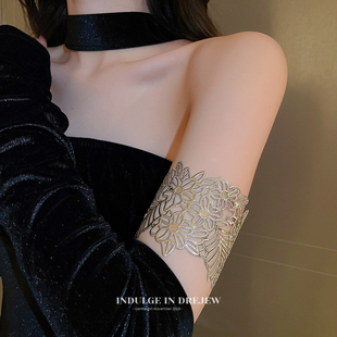 镂空花朵手镯女2024设计感小众臂环高级感夸张气质复古手饰