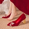 中式结婚鞋子2023年尖头，粗跟单鞋平底孕妇婚鞋秀禾婚纱新娘鞋