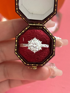 镀18K金手捧花70分高碳钻石戒指女 雪花钻戒花朵求婚结婚订婚指环