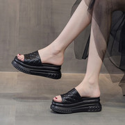 黑色拖鞋女夏外穿厚底坡跟一字型，松糕跟鱼嘴，沙滩休闲配裙子的凉鞋