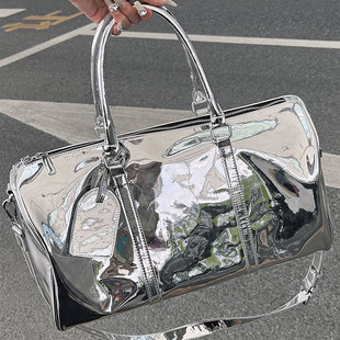 银色镜面旅行袋2024大容量出差登机行李包辣妹漆皮手提健身包