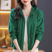 绿色针织开衫女2024年春秋，设计感显瘦连帽拉链秋冬短毛衣外套