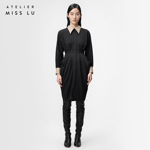 AtelierMissLu设计师品牌立裁垂褶设计黑色拼皮露背长袖连衣裙