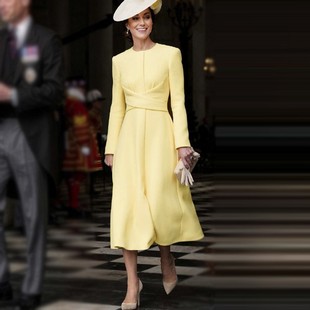 凯特王妃同款2024春秋，女装圆领长袖，高级感淡黄色中长连衣裙潮
