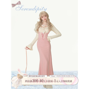 少女椰子草莓牛乳，春夏装搭配一整套粉色，连衣裙高腰外搭吊带裙