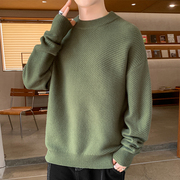 绿色圆领毛衣男秋冬季潮牌宽松毛线衣服，纯色青少年打底针织衫