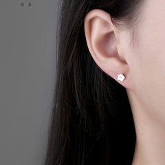 不对称滴胶耳钉女可爱花朵设计高级感气质2024年潮耳环耳饰品