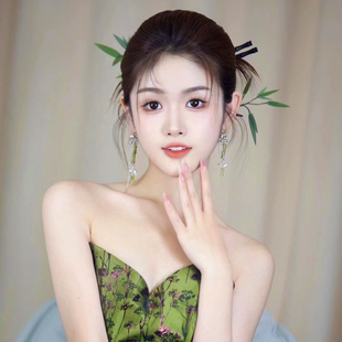 中式新娘头饰古典民族风翠绿色，竹叶琉璃简约流苏，发簪秀禾结婚礼服