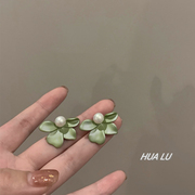 hualu-浪漫邂逅独特的淡绿，白色花朵耳环，耳夹女2023年潮气质