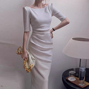 早春白色长袖连衣裙女收腰，法式高级感赫本风，小众设计一字肩长裙
