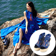 杨丽萍设计女鞋原创复古民族绣花羊皮，坡跟松糕底凉鞋女夏