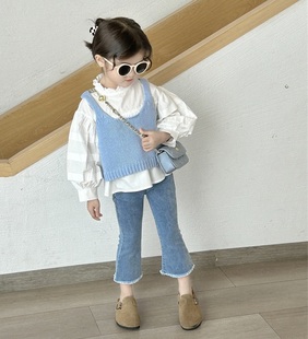 春季女童洋气穿搭儿童灯笼袖，白衬衫+蓝色针织，马甲+牛仔喇叭裤套装
