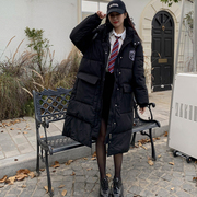 画解2023韩剧女主学生黑色连帽过膝中长款羽绒棉衣外套