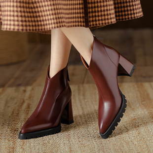 短靴女士2023秋冬季粗跟尖头，短筒高跟鞋防水台酒红色真皮靴子