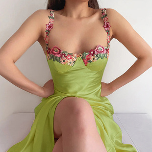 instunning欧美大码绿色连衣裙，女高级感刺绣花朵，长裙子缎面吊带裙