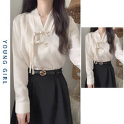 新中式白色衬衫女国风，v领盘扣长袖气质法式设计感配马面裙的上衣