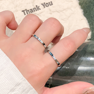 银色素圈戒指女小众设计锆石，尾戒钛钢戒指女轻奢高级感玫瑰金指环(金指环)