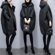 2023女装冬季宽松茧型中长款羽绒服，女黑色连帽pu皮白鸭绒外套