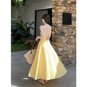法式气质黄色吊带连衣裙夏季女小众设计收腰别致系带露背度假长裙
