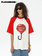 PLUSONEONE+原创数码喷绘红唇雨伞复古插肩袖宽松情侣款T恤