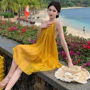 超仙飘逸灵动黄色抹胸吊带挂脖裙露背，氛围感海边度假风仙女沙滩裙