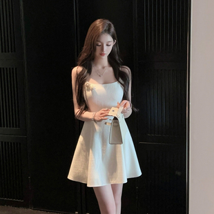 FairyJiang春季气质白色吊带毛呢连衣裙修身内搭短裙子含胸针