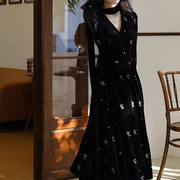 2024气质内搭长裙子，今年流行复古优雅v领黑色丝绒刺绣连衣裙