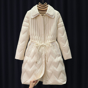 时尚波纹轻薄白鸭绒(白鸭绒，)羽绒服女装娃娃，领气质收腰中长款外套