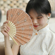 复古风淑女小扇子搭配旗袍，日式和风刺绣，棉布贝壳扇葵形扇贝母扇