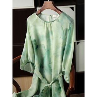 桑蚕丝双绉系带收腰气质法式圆领，七分灯笼袖，真丝绿色水墨画连衣裙
