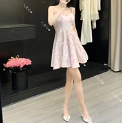 吊带连衣裙女2024年夏季洋气时尚甜美高级感收腰显瘦短款裙子