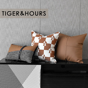 现代简约设计款样板房间棕色皮拼接单人沙发客厅品质腰枕腰靠抱枕