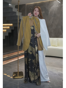 今年流行2023港风高级时装，金色西装外套吊带裙两件套装女秋季